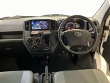 運転席周りのレイアウトをご覧ください。ナビゲーションが綺麗に装着されすっきり収まってますね!