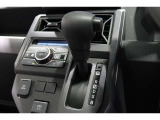 インパネシフトだから視線の移動も少なく足元もスッキリ♪運転席もゆったりしているのでゆとりを持ってドライブできますね!