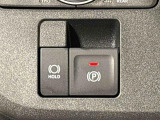 指先だけで簡単に操作が可能な電動パーキングブレーキを採用。「HOLD」スイッチを押すと、渋滞や信号待ちなどでブレーキペダルから足を離しても、ブレーキを保持するので安心です