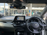 スポティーなデザインのインパネ周りです。少し高めの着座位置。見晴らしの良さと明るい室内で、いつでも気持ちよくドライビングが楽しめます。