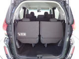 テールゲートを開ければ高さと幅のあるラゲッジスペースが姿を現します。床も低く荷物の積み下ろしも楽々です。
