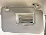 【運転席サンバイザー】鏡が付いているのでメイク直しなどにも便利★