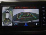 パノラミックビューモニター付きです。車両を上から見た様な映像を画面に表示。運転席からの目視だけでは見にくい、車両周辺の状況をリアルタイムでしっかり確認出来ます。