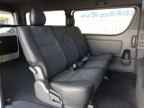 後席も座る人の快適さを考えられ、ヘッドレストがついており寛ぎの空間が確保されております!乗車定員は最大5名です!