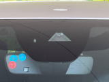 【i-ACTIVESENSE】走行中に前方の車両等を認識し、衝突しそうな時は警報とブレーキで衝突回避と被害軽減をアシスト。より安全にドライブをお楽しみいただけます。