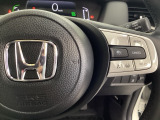ハンドルにHondaセンシング系のクルーズコントロールやレーンキープアシストなどの操作スイッチが装備されています。ハンドルから手を離さず安全に操作できます。