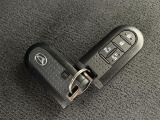 スマートキーを装備しています☆カギをカバンやポケットに入れて頂いた状態でドアロックの開閉やエンジンスタートをして頂けますよ!とても便利な装備です!