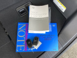 メンテナンスノート【整備記録簿】、取説も揃っています。スマートキーはバッグなどにしまったままボタン操作でエンジンの始動・停止ができて大変便利です。