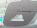 【エマージェンシーブレーキ】走行中に前方の車両等を認識し、衝突しそうな時は警報とブレーキで衝突回避と被害軽減をアシスト。より安全にドライブをお楽しみいただけます。