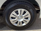 スタイリッシュなデザインの純正ホイールカバー付きです◎