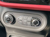 ■温度設定をしておけばいつでも快適な車内温度を維持できるオートエアコン!