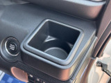運転席ハンドルの右側にもドリンクホルダーがございます!お飲み物だけではなく、携帯電話なども置けますね♪