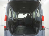 2列目シートと助手席を倒すことで、運転席以外のすべての空間がフラットな荷室となります。フラットな荷室になるので、脚立や絨毯などの長尺の荷物の積載にも対応しております。