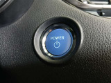 ポケットや鞄から出さずにエンジンスタートができる便利なプッシュスタート。ブレーキを踏みながらパワースイッチを押すだけで、エンジンが始動します