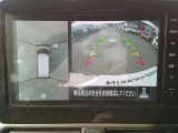 真上から見下ろしたような映像で、見えにくい後方もしっかり確認できるアラウンドビューモニター。狭い駐車場などでも安心して駐車できます。