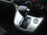 使い勝手の良い位置に配置された操作性の良いシフトレバーになってます。