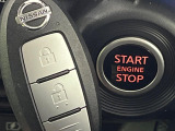 【インテリジェントキー】カバンやポケットに入れたままでもドアの施錠・解錠が可能なスマートキーを装備。エンジンのオン・オフ時もカギを取り出す必要が無いからとっても便利です♪
