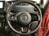 ハンドルにHondaセンシング系のクルーズコントロールやレーンキープアシストなどのスイッチと、オーディオの操作スイッチが装備されています。ハンドルから手を離さず安全に操作できます。