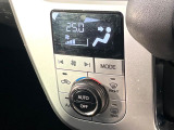 【オートエアコン】一度お好みの温度に設定すれば、車内の温度を検知し風量や温度を自動で調整。暑い&hellip;寒い&hellip;と何度もスイッチ操作をする必要はありません。快適な車内空間には必須の機能ですね♪