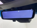 【デジタルルームミラー】車両後方カメラの映像をルームミラーに映すことが出来ます。 そのため、後席に人や荷物があって後方が見えづらい場合でもしっかり視界を確保することが出来ます。