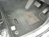 フロアマットも綺麗にクリーニングされています。