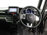 運転席側から見た写真です、お車にマッチングするように考えられたインパネデザイン!沢山のスイッチ類も運転される方が使いやすい位置に配置されていますね!