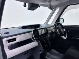 ダイハツのお店では、ダイハツ車を知り尽くしたプロフェッショナルが、専用の診断機器を使って各システムを点検しております。