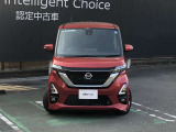 大型の幅広メッキモールで表現した日産のアイデンティティのVモーショングリルを配したフロントビュー