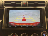 バックモニター付きです。車の後方に小型カメラが付いており、バックする際の後方の様子をモニター上に表示します。