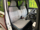 運転席まわりには十分なスペースがあり、大柄な方でもゆったり運転していただける環境です。