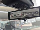 スマートルームミラーは室内の荷物などで後方の視界が遮られても、カメラの映像を直接ルームミラーに表示することができ、視界を確保できます。