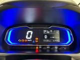 メーターの照明の色でエコドライブをアシスト!大きく見やすい文字で平均燃費等の情報を表示するTFTマルチインフォメーションディスプレイ付きデジタルメーターを採用