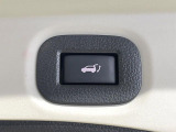 【パワーバックドア】スマートキーや運転席のボタンを押すだけでリアゲートが自動で開閉します!荷物を持っている時や、高い位置にあるバックドアを閉める際に便利な機能です♪