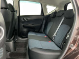 【後部座席】広々とした後部座席です。大人の方でもくつろげる空間です。