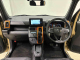 オレンジの差し色&カモフラージュ柄のシートが気分を高める運転席空に加えてUV&IRカット機能付きフロントガラスの面積や位置取りが良く、高いアイポイントで前方・右前・左前方向の見通しがいいですよ!