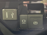 【電動パーキングブレーキ】パーキングブレーキは便利な電動式!ボタン一つで操作でき、アクセルを踏めば自動で解除されます♪レバーやペダルが無いので運転席廻りもすっきりしますね♪