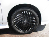 日産純正のアルミホイールが装着されてます。ボディデザインとマッチしておりカッコイイですね。
