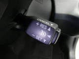 【レーダークルーズコントロール】(全車速追従機能付)付きです。車速に応じて追従支援してくれるので、ロングドライブも快適です。詳細は販売店スタッフまでおたずねください。