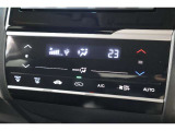 フルオートエアコンが装備されています!お好みの温度設定をするだけでエアコンの風量やモードの切り替えを自動でコントロールしてくれます!ユーザーの操作が少なく燃費走行にもつながります!