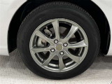 タイヤサイズは175/65R15!納車前の点検時にタイヤ交換させていただきます!社外アルミホイール!アルミホイールに傷があります。