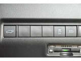 重たいバックドアもスイッチを押すだけで閉めることができます。リモコンや車内のスイッチからも操作できます。