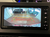 【バックカメラ】 駐車時に車両後方の様子を見ることができるので、運転の不安を軽くします。