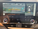 ■苦手な人が多い駐車場での車庫入れや狭い道でも大丈夫です/クルマの前後左右にカメラを設置してモニターで表示してくれるため、運転席から見えにくい場所を映し出してドライブをサポートします!