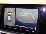 パノラミックビューモニターを装備。駐車場や交差点でクルマを真上から見るように周囲を確認できます。機能の詳細は販売店スタッフまでおたずねください。