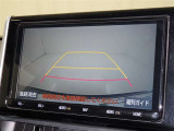 後方の見える安心をお届けするバックガイドモニター付:バックするときのアシストラインもあって楽々バック!車庫入れや縦列駐車をサポートし、苦手な駐車も安心です!今やもう手放せない装備ですネ♪