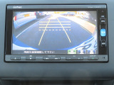 ギヤをRに入れるとナビの画面に後ろの映像が映るリヤカメラ付!後退時の安全確認やコンディションの悪い視界でもカラーバックモニターがドライバーをサポート☆☆☆