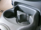 センターコンソールにドリンクホルダー完備 どちら側の座席からも使いやすくなっています