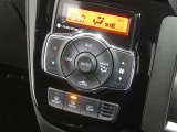 【オートエアコン】車内温度を感知して自動で温度調整をしてくれるのでいつでも快適な車内空間を創り上げます!どの席に座っても快適なドライブが楽しめます♪