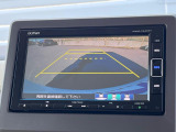 【バックカメラ】駐車時に後方がリアルタイム映像で確認できます。大型商業施設や立体駐車場での駐車時や、夜間のバック時に大活躍!運転スキルに関わらず、今や必須となった装備のひとつです!