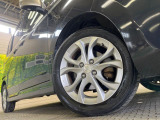 【純正15インチアルミホイール】外観にマッチした純正アルミホイールを装着しております。各種社外アルミホイールや、スタッドレスタイヤも取扱いしております。是非ご相談ください♪